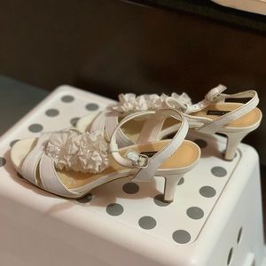 White high heels. SIZE 8 IN WOMENS.